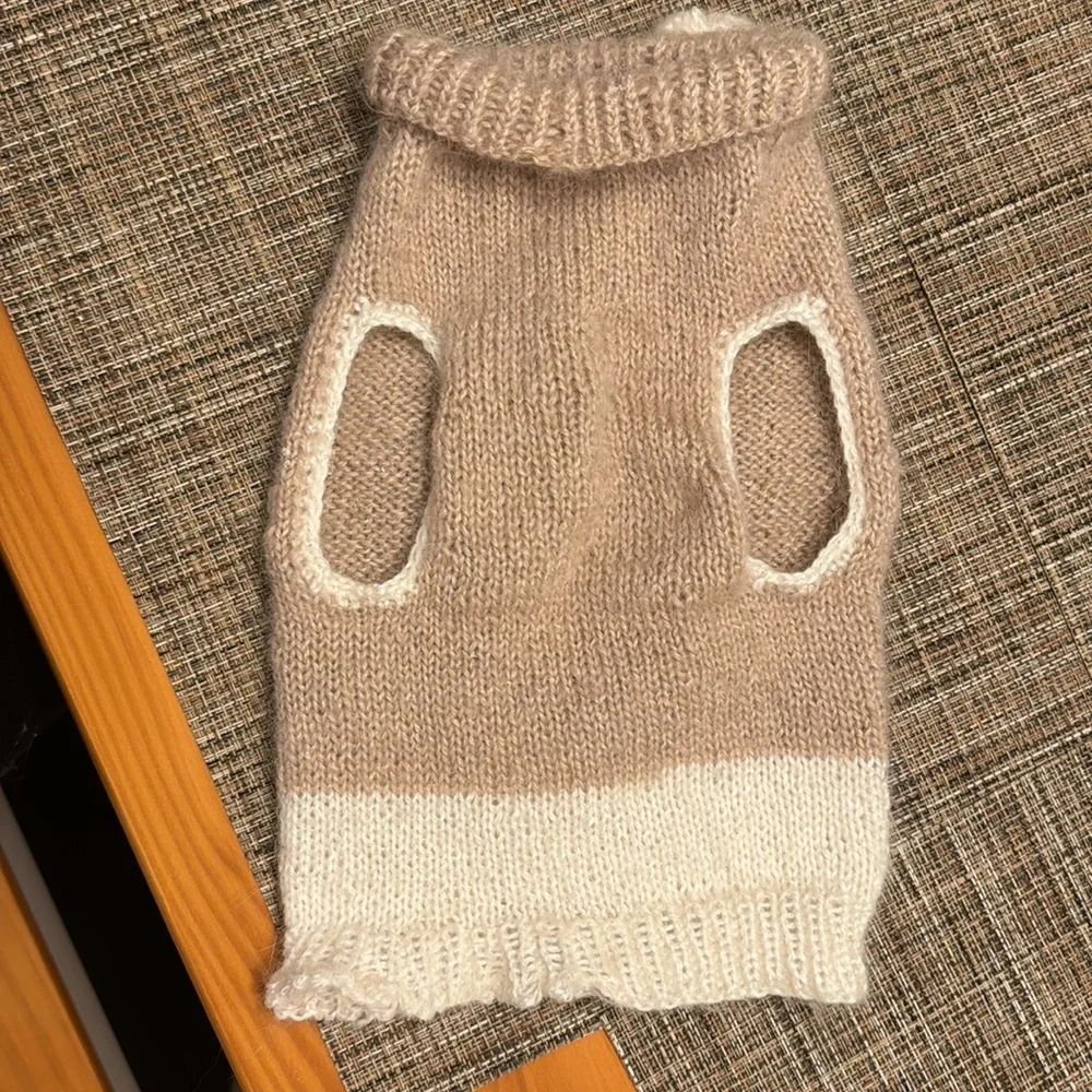Cat sweater cream and white